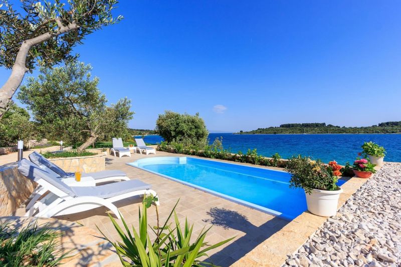 Casa con piscina 30 m dal mare Okrug Gornji, Ciovo