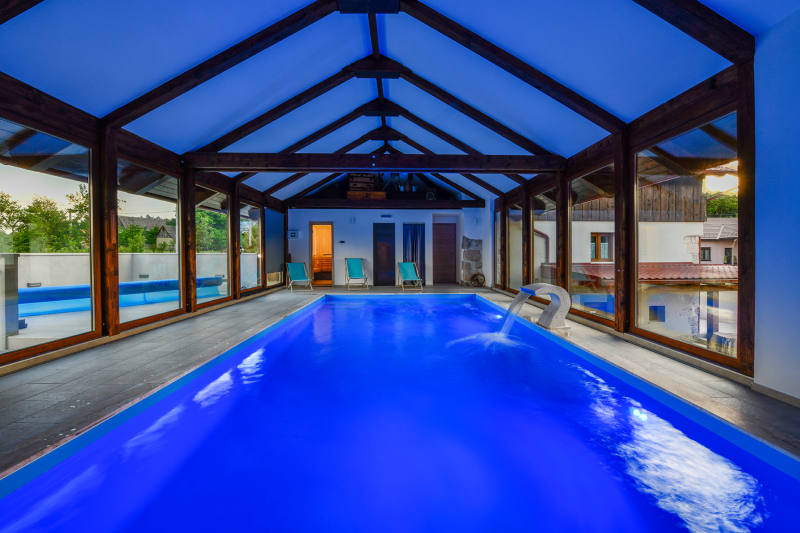 Case con piscina coperta e sauna a Lika, vicino al Parco Nazionale di Plitvice, Croazia
